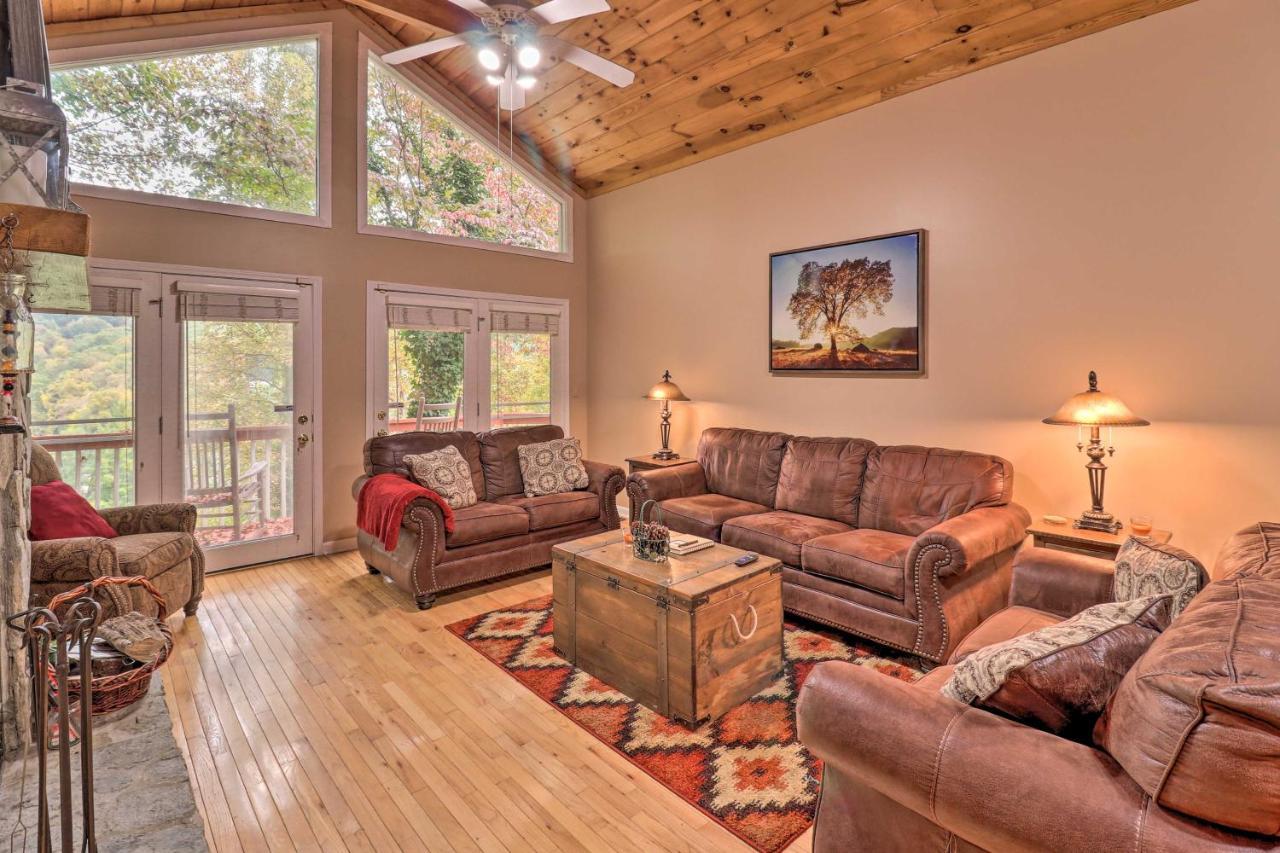 Rustic Red Cabin With Deck In Maggie Valley Club! Kültér fotó